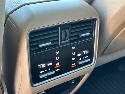 Used 2020 Porsche Cayenne AWD/4WD image 24
