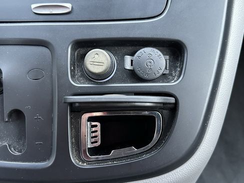 Used 2010 Kia Sedona LX image 28