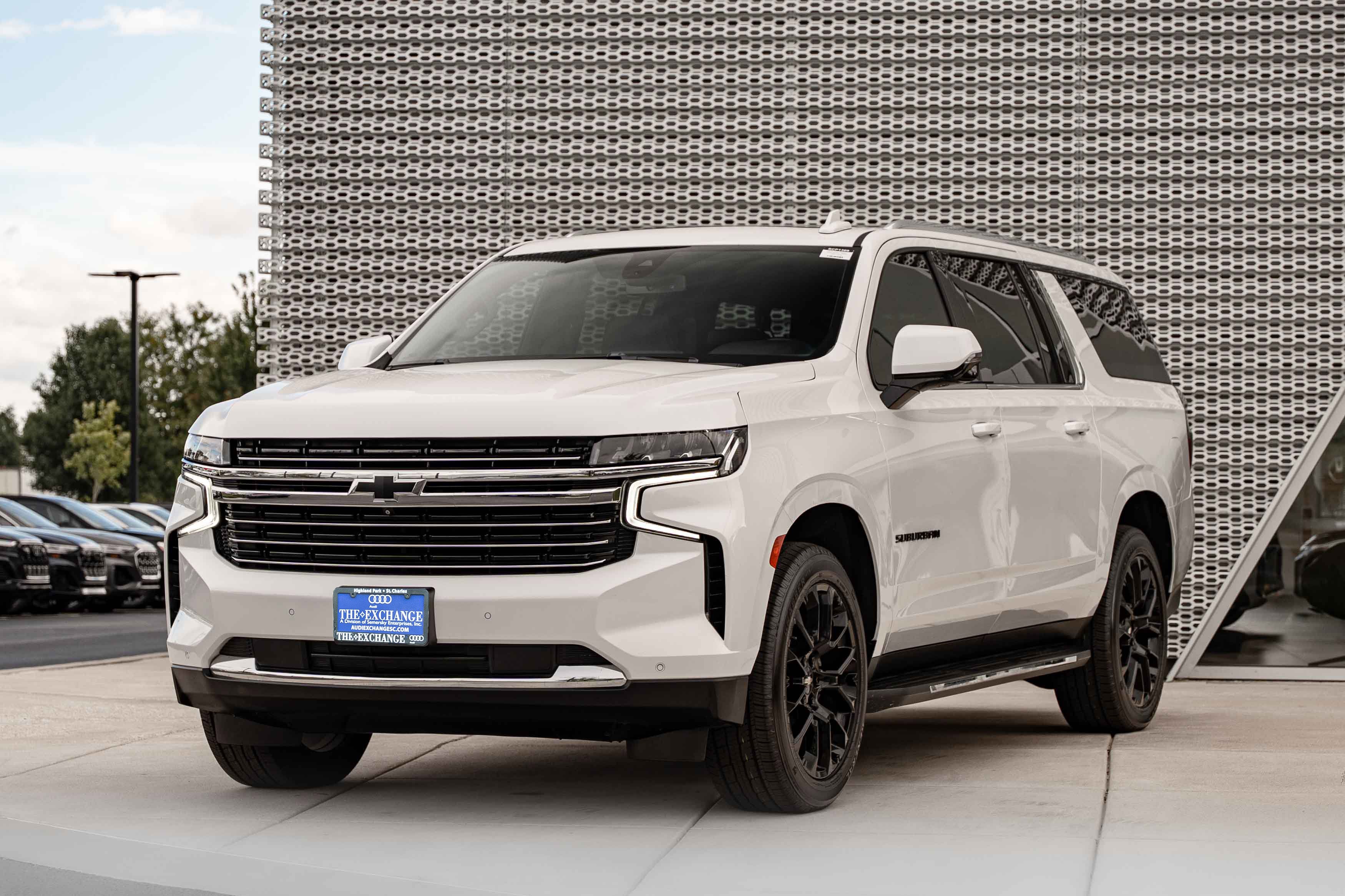 Used 2022 Chevrolet Suburban LT w/ LT Signature Package AWD/4WD image 7
