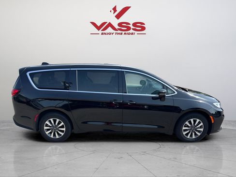 Used 2024 Chrysler Pacifica Limited FWD image 6