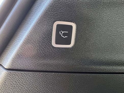 Used 2025 Chrysler Pacifica Select w/ Uconnect Theater Family Group image 15