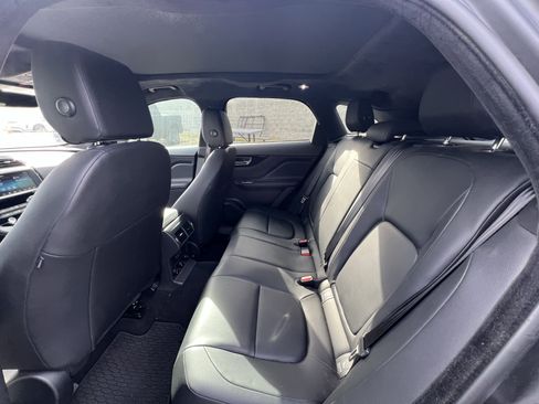 Used 2019 Jaguar F-PACE Premium image 32