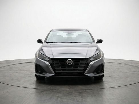 Used 2025 Nissan Altima 2.5 SV FWD image 2