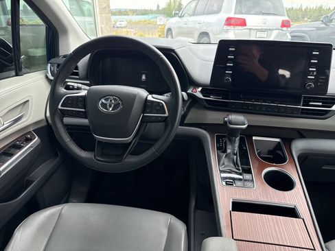 Used 2023 Toyota Sienna XLE image 17