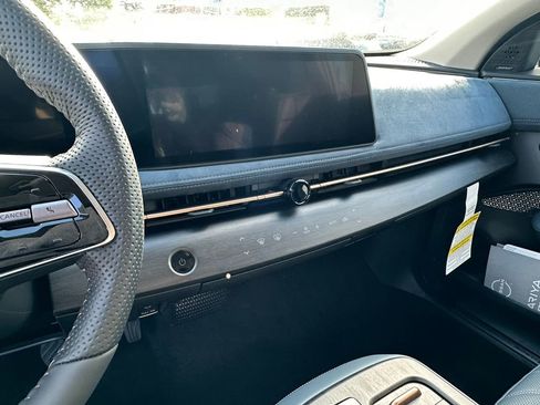 Used 2025 Nissan Ariya Platinum image 18