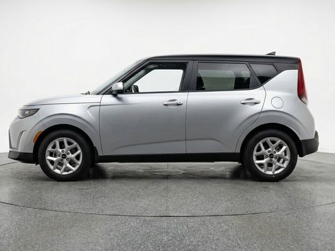 Used 2025 Kia Soul LX w/ LX Technology Package FWD image 5