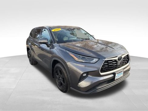 Used 2022 Toyota Highlander LE image 3