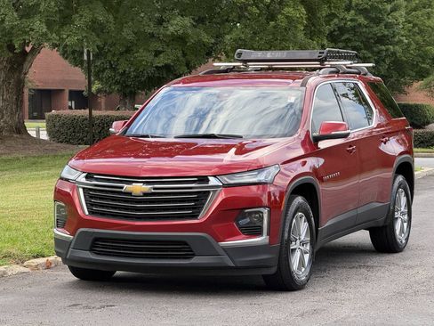 Used 2023 Chevrolet Traverse LT FWD image 2