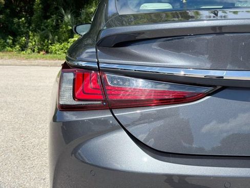 Used 2024 Lexus ES 300h w/ Technology Package FWD image 10