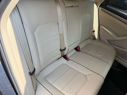 Used 2018 Volkswagen Passat 2.0T SE FWD image 8