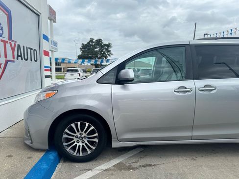 Used 2018 Toyota Sienna XLE FWD image 23