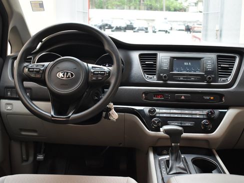 Used 2018 Kia Sedona L FWD image 23