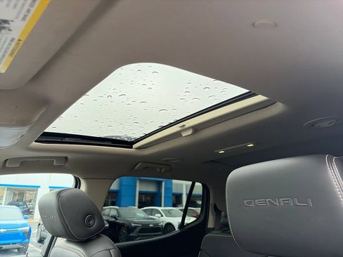 Used 2019 GMC Acadia Denali w/ Technology Package AWD/4WD image 29