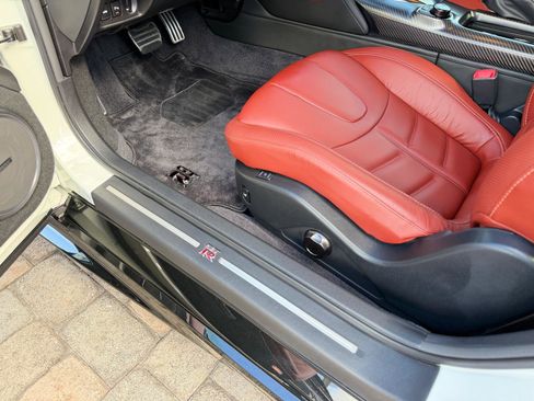 Used 2024 Nissan GT-R Premium w/ Premium Interior Package image 32