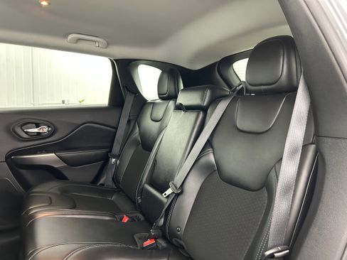 Used 2019 Jeep Cherokee Latitude Plus w/ Cold Weather Group AWD/4WD image 29