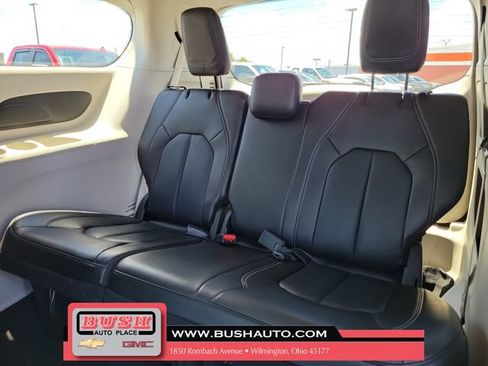 Used 2023 Chrysler Pacifica Touring-L FWD image 12