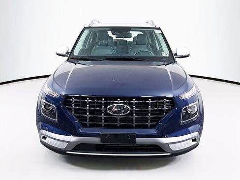 Certified 2024 Hyundai Venue Limited FWD image 2