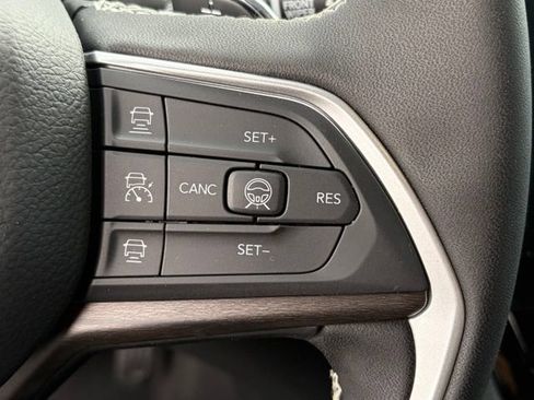 New 2026 Jeep Grand Cherokee Limited w/ Luxury Tech Group II AWD/4WD image 18