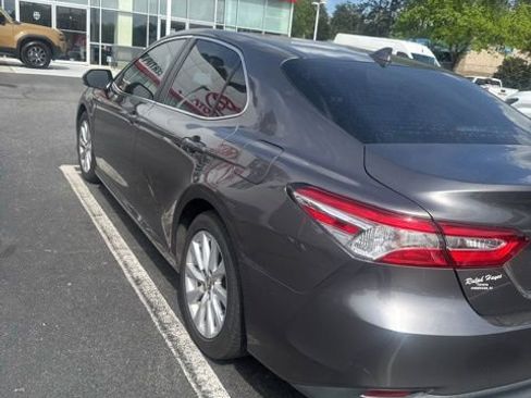 Used 2019 Toyota Camry LE image 3