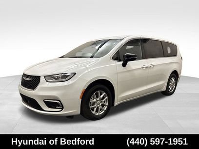 Used 2025 Chrysler Pacifica Select