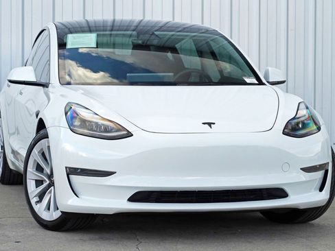 Used 2023 Tesla Model 3 Standard Range image 4