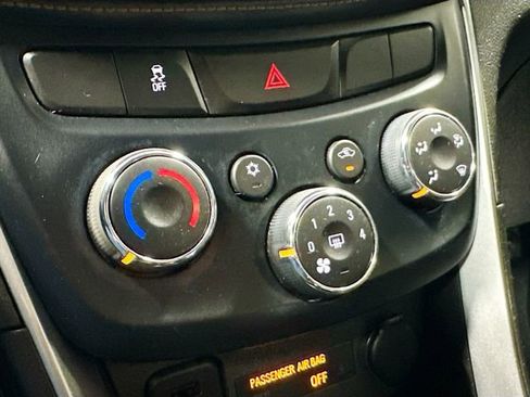 Used 2019 Chevrolet Trax LT w/ LT Convenience Package FWD image 17