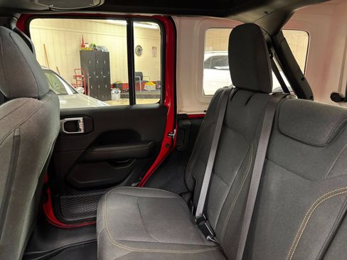 Used 2025 Jeep Wrangler Unlimited Sahara AWD/4WD image 39