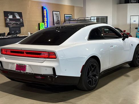 Used 2024 Dodge Charger Daytona R/T w/ Plus Group AWD/4WD image 4