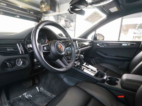 Certified 2025 Porsche Macan AWD/4WD image 4