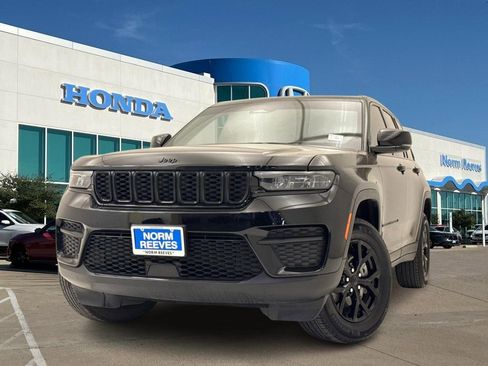 Used 2024 Jeep Grand Cherokee Altitude image 1