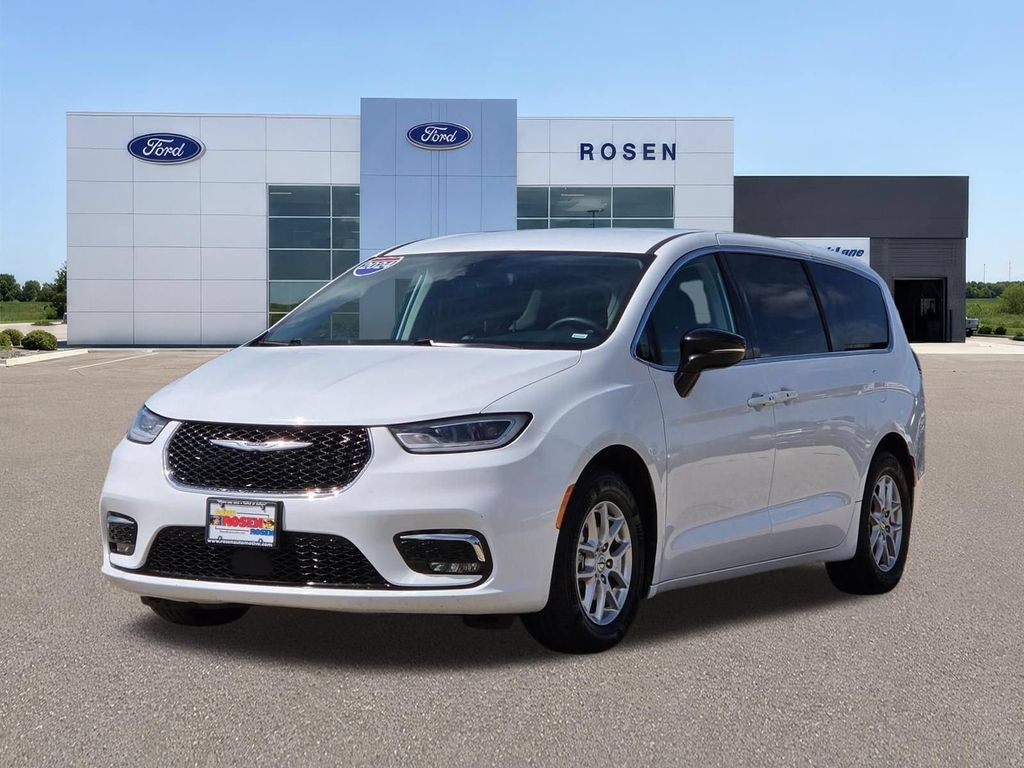 Used 2024 Chrysler Pacifica Touring-L FWD image 7
