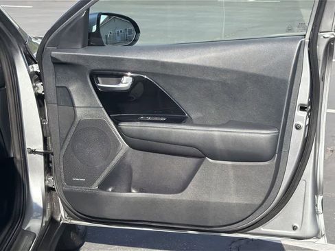 Used 2022 Kia Niro EX image 34