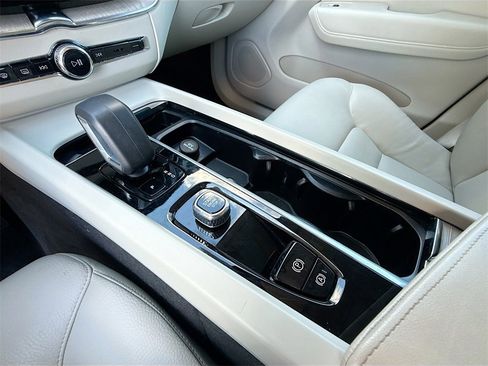 Used 2023 Volvo XC60 B5 Plus image 18