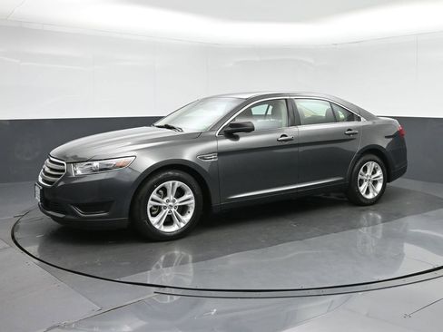 Used 2018 Ford Taurus SE image 3