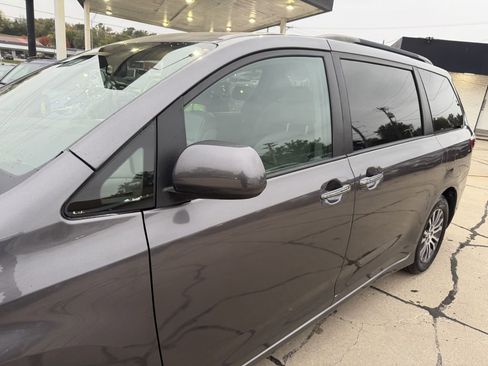 Used 2018 Toyota Sienna XLE image 22