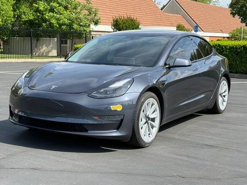 Used 2022 Tesla Model 3 Standard Range RWD image 1