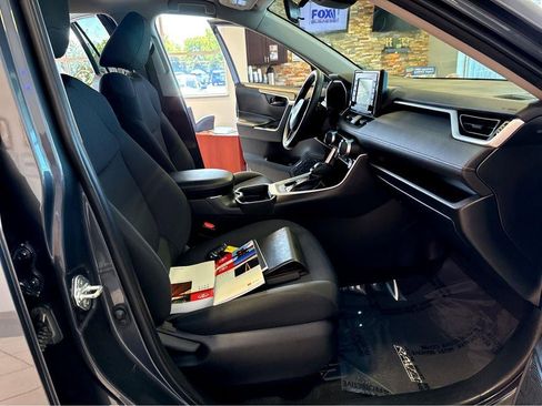 Used 2019 Toyota RAV4 LE w/ Carpet Mat Package AWD/4WD image 29