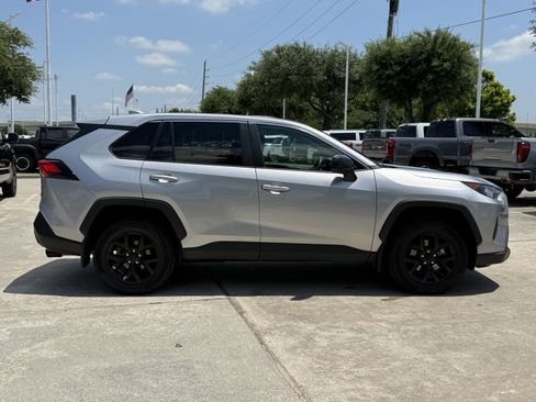Used 2022 Toyota RAV4 LE FWD image 3