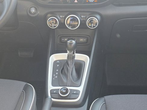 Used 2022 Hyundai Venue Limited image 24