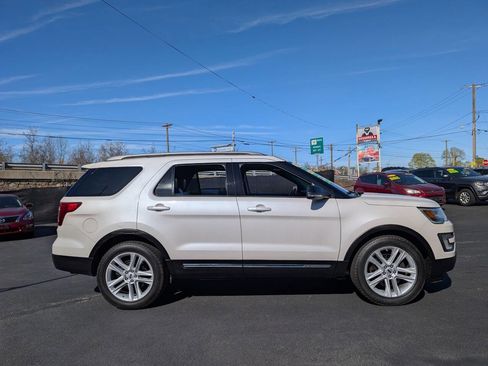 Used 2017 Ford Explorer XLT w/ Equipment Group 202A AWD/4WD image 2