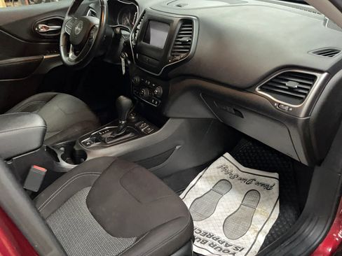 Used 2019 Jeep Cherokee Latitude w/ Cold Weather Group AWD/4WD image 12
