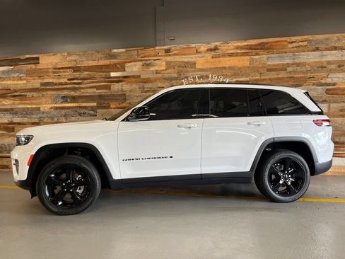 Used 2024 Jeep Grand Cherokee Altitude AWD/4WD image 19