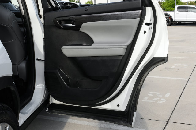 Used 2023 Toyota Highlander Platinum FWD image 54