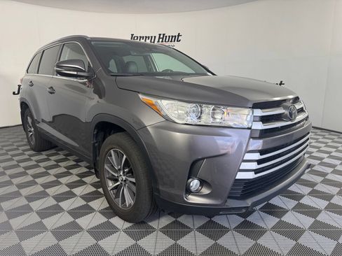 Used 2019 Toyota Highlander XLE AWD/4WD image 6