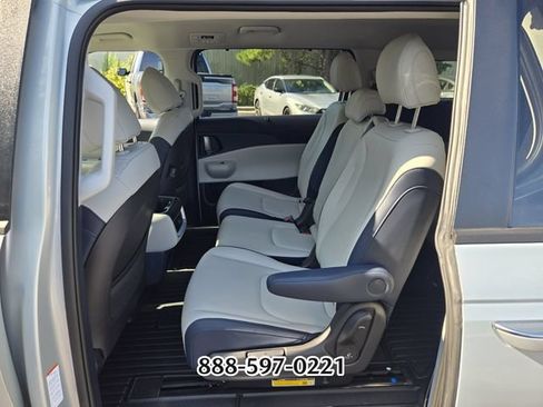 Used 2026 Kia Carnival EX FWD image 11