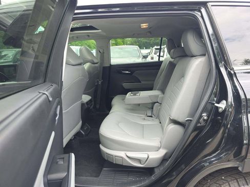 Used 2024 Toyota Highlander XLE AWD/4WD image 7