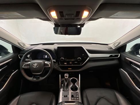 Used 2023 Toyota Highlander Platinum image 10