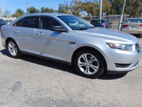 Used 2015 Ford Taurus SE image 12