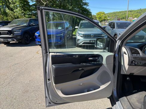 Used 2015 Dodge Grand Caravan SXT FWD image 17