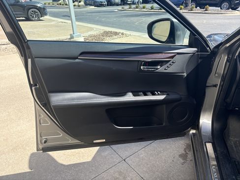 Used 2016 Lexus ES 350 w/ Luxury Package w/Wood Trim image 14